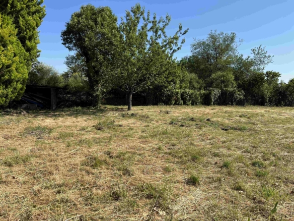 Terrain de 1 101m² à vendre à Châteaubernard (16)