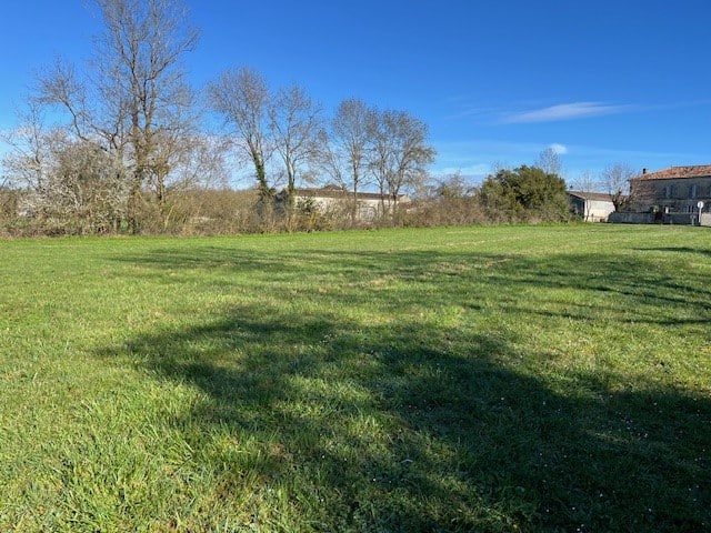 Terrain de 2 200m² à vendre à Macqueville (17)