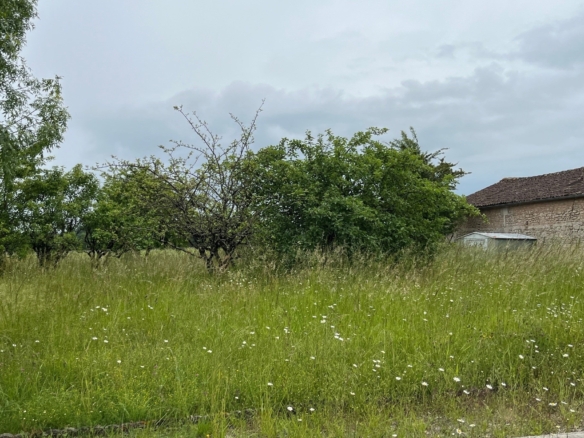 Terrain de 834m² à vendre à Boutiers-Saint-Trojan (16)
