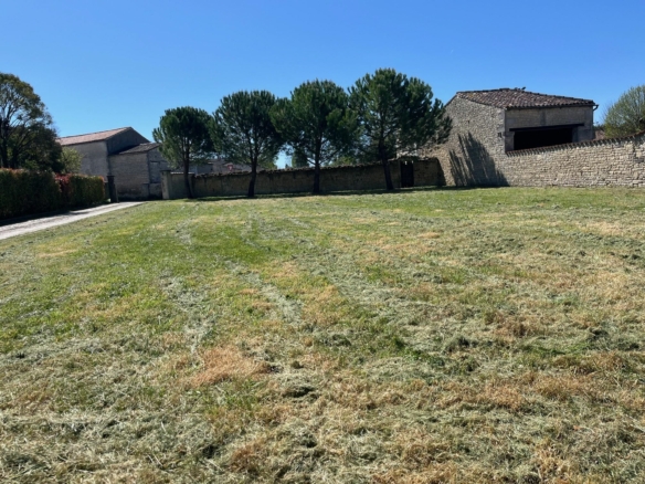 Terrain de 750m² à vendre à Sigogne (16)