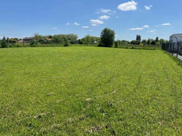 Terrain de 1 080m² à vendre à Houlette (16)