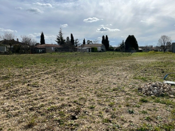 Terrain de 700m² à vendre à Métairies (16)