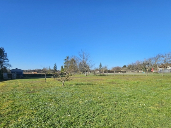 Terrain de 1 695m² à vendre à Cherves-Richemont (16)