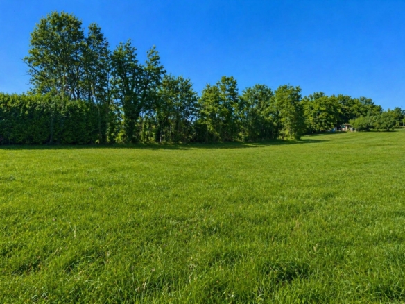 Terrain de 1 900m² à vendre à Montagrier (24)