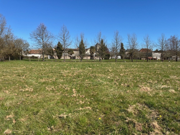 Terrain de 527m² à vendre à Brizambourg (17)