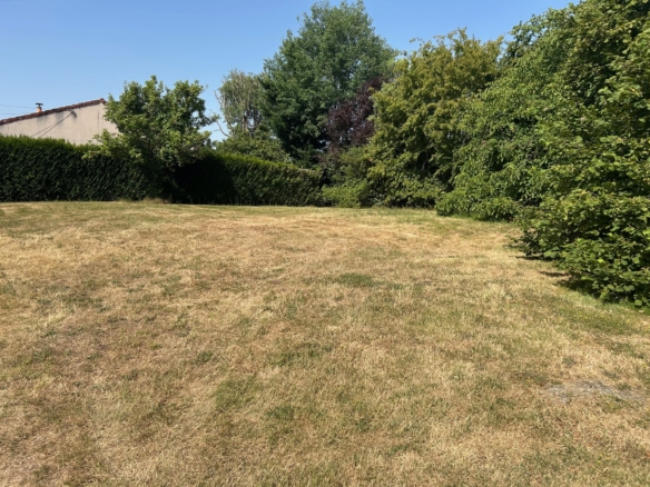 Terrain de 300m² à vendre à Saint-Xandre (17)