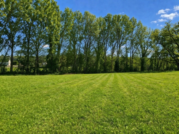 Terrain de 1 600m² à vendre à Champagne-et-Fontaine (24)