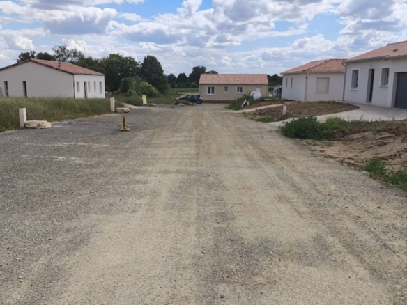 Terrain de 605m² à vendre à Vouillé (86)