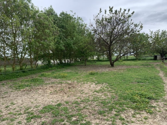 Terrain de 1 000m² à vendre à La Ronde (17)
