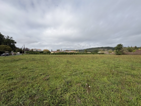 Terrain de 1 550m² à vendre à Bassillac (24)