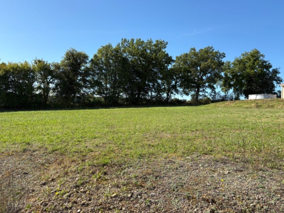 Terrain de 1 055m² à vendre à Cornille (24)