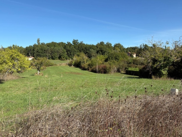 Terrain de 700m² à vendre à Cornille (24)