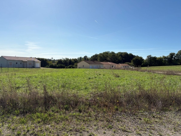 Terrain de 920m² à vendre à Cornille (24)