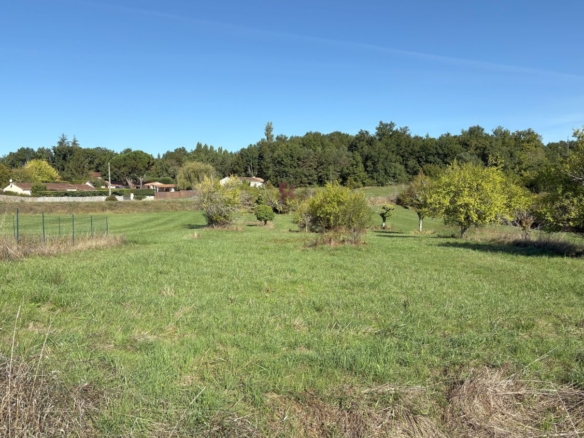Terrain de 700m² à vendre à Cornille (24)