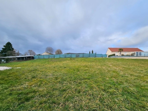 Terrain de 1 251m² à vendre à Charmeil (03)