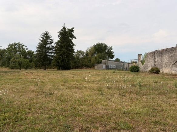 Terrain de 700m² à vendre à Celles (17)