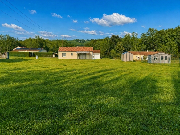 Terrain de 1 337m² à vendre à Douchapt (24)