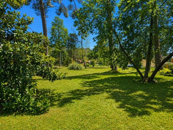 Terrain de 1 800m² à vendre à Chancelade (24)