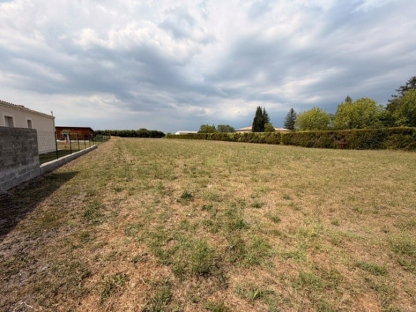 Terrain de 900m² à vendre à Lonzac (17)