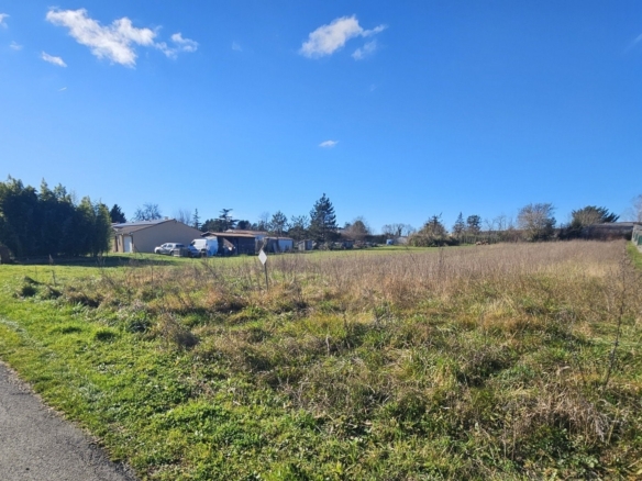 Terrain de 1 434m² à vendre à Angeac-Champagne (16)