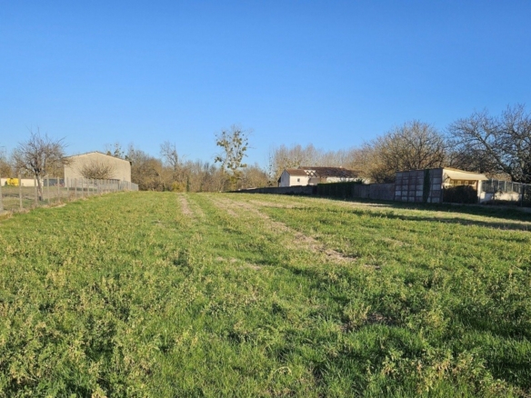Terrain de 2 740m² à vendre à Angeac-Champagne (16)